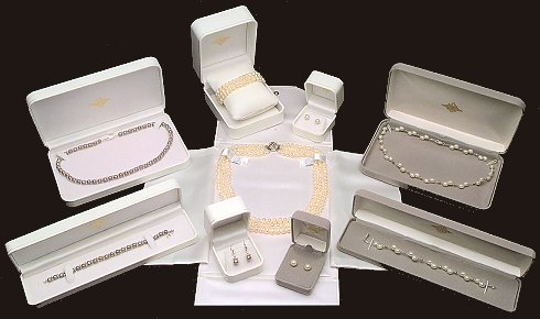 free presentation boxes with pearl jewelry
