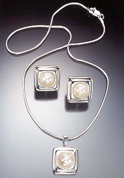 "Rene" pearl necklace